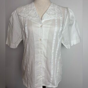Vintage white cotton button front shirt with embroidered collar size 6